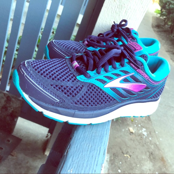 brooks addiction tennis shoes